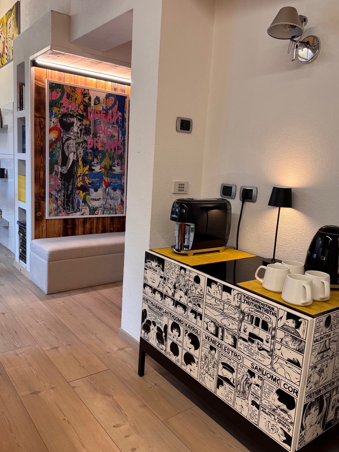 LOR/Y Home coffee corner with comic cabinet and illuminated artwork