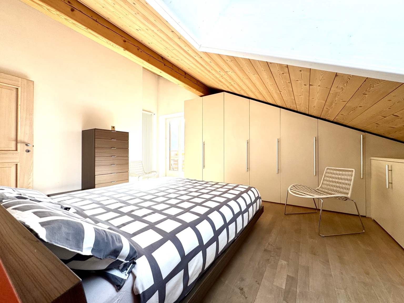Double bedroom with panoramic balcony