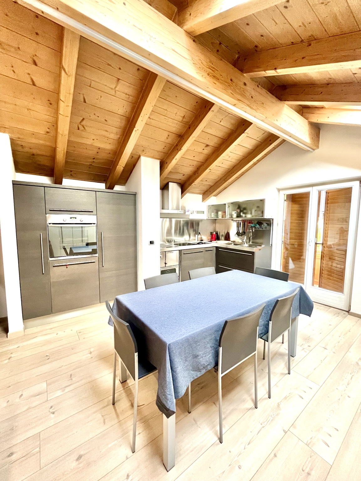 Fully equipped kitchen and dining area